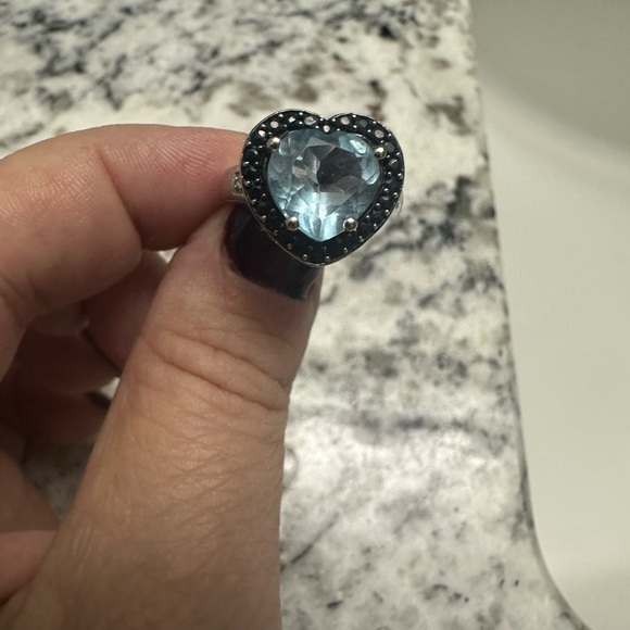 10K white gold Heart shaped ring. - Picture 3 of 4